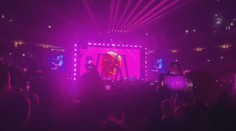 VIDEO: Prahu rozzářila show legendárních depešáků. Na pódiu to pořádně rozjeli