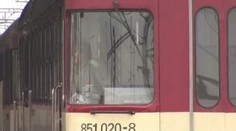 Systém zase neviděl vlaky. Nechal auta jezdit přes koleje