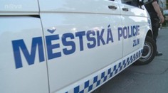 Řidič zastavil přímo před strážníky, vypil půl lahve alkoholu a ujel