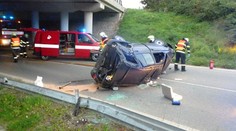 Vůz vyletěl z mostu a skončil několik metrů pod ním