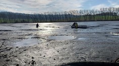 Dva muži uvízli v bahně vypuštěného rybníka! Jednoho vytáhli až hasiči