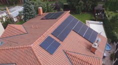 Za fotovoltaiku zaplatil pan Andres už půl milionu. Energii ale využívat nemůže