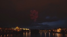 Úžasná show! Stovky dronů nad Vltavou malovaly po obloze