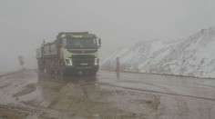 Náklaďáky ničí silnice při stavbě D35. Silničáři instalují zákazové značky