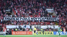 Rozdělená tribuna Sever. Fanoušci při derby nefandili a ještě se poprali