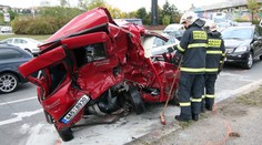 SMRTELNÁ SRÁŽKA! Důchodce se ROZBIL o nákladní auto V PROTISMĚRU!