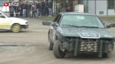 Destrukční závody: Vítězí řidič posledního pojízdného auta