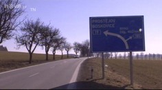 VIDEO: Zloději z hlavního silničního tahu ukradli třicet značek