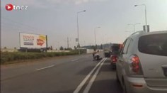 Bitka řidičů v přímém přenosu: týpek deklasoval kravaťáka
