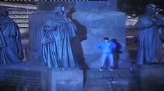 Cizinec vylezl na sochu svatého Václava a hajloval