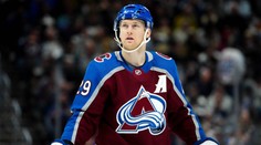 MacKinnon útočí na rekordy a táhne Colorado. Bude to stačit na MVP?