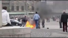 VIDEO: LIDSKÁ POCHODEŇ! Muž se zapálil na náměstí
