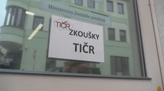 Trojice inspektorů měla podvádět s pracovními osvědčeními. Hrozí jim až 10 let