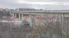 Nuselský most slaví 50 let. Původně měly uvnitř jezdit tramvaje