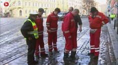 V centru Prahy praskla voda! Tramvaj číslo 9 museli odklonit