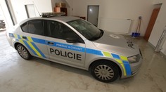 Agresor v Chocni rozmlátil policejní auto, nadýchal 2,76 promile