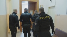 Muž měl brutálně zbít svého kamaráda i přítelkyni. Hrozí mu až 12 let