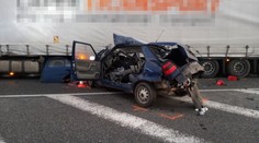 Vážná nehoda na Jičínsku. Mladou ženu museli ze zdemolovaného auta vystříhat