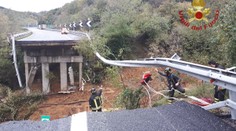 V Itálii se zřítil dálniční most! Sesuv půdy strhl 30 metrů dlouhý úsek