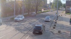"Hoši, rodíme!" Strážníci pomohli páru do porodnice. Jiní řidiči je blokovali