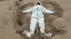 VIDEO: Rusové si z výbuchu sopky nic nedělají. V popelu dělají andělíčky