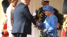Královna si utahovala z Trumpa! Všimli jste si toho také?