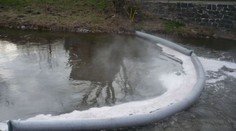 Na Labi pluje ropná skvrna, hasiči staví norné stěny
