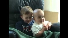 Kousl bratra do prstu. Udělalo to z něj televizní hvězdu