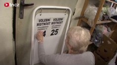 VIDEO: Přípravy na volby jsou v plném proudu. Radnice rozváží urny