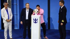 Messi pokřtil novou nejdelší výletní loď na světě. Tým také předvedl nové dresy