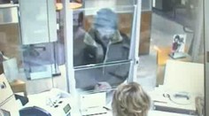 VIDEO: Lupič přepadl dvě banky, zachytila jej kamera