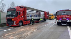 Po nehodě kamionů uzavřeli D1. Z auta unikla neznámá chemikálie