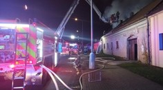Plameny zničily rodinný dům v Mělníku, lidé slyšeli výbuchy