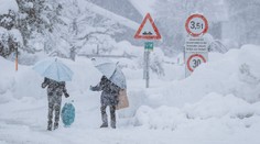 Rakousko zasypaly metry sněhu, historické stavení se zhroutilo