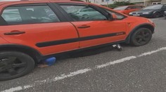 Obyčejná silniční kontrola se zvrhla. Řidič se před policií schoval pod auto