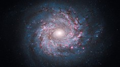 FOTO: unikátní galaxie se zbarvila do růžova