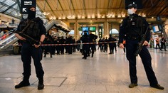 Útočník v Paříži pobodal šest lidí, policie jej postřelila