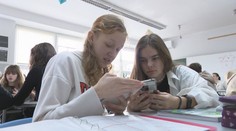 Školy chtějí zákázat mobily ve třídách. Byla by to chyba, varují psychologové