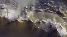 Na povrchu Marsu objevila NASA led. Může za to náraz meteoritu