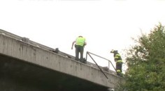 VIDEO: Z mostu u Rokycan na D5 spadlo auto