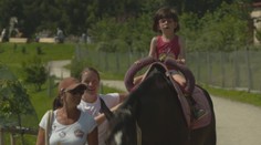 Adélku (5) postavil na nohy speciálně vycvičený kůň