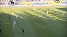 VIDEO: NEUVĚŘITELNÝ KIKS. Gólman si hodil míč do branky