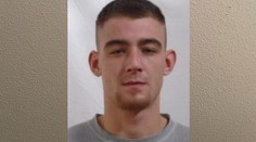 Policisté pátrají po uprchlém vězni, má na předloktí vytetovanou lebku