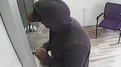 Muž v Hradci přepadl směnárnu s granátem v ruce. Policie po něm pátrá