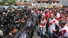 Nechutná scéna z Argentiny: Matka lepila světlice na dceru
