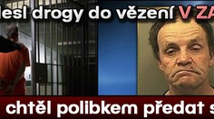 Nesl drogy do vězení v zadku. Pak je chtěl polibkem předat synovi