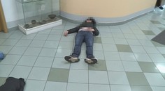 Opilá matka ležela na zemi. Tříletý syn se šel vykoupat do kašny