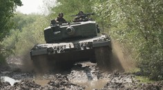 Moderátorka se projela v tanku Leopard. Zkusila ho i nabít