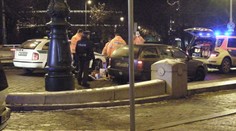 Zemřel u divadla v Praze. Jiné auto na střeše