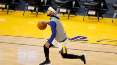 Stephen Curry je zpátky! Ohromil i předzápasovou střelou z tribuny
